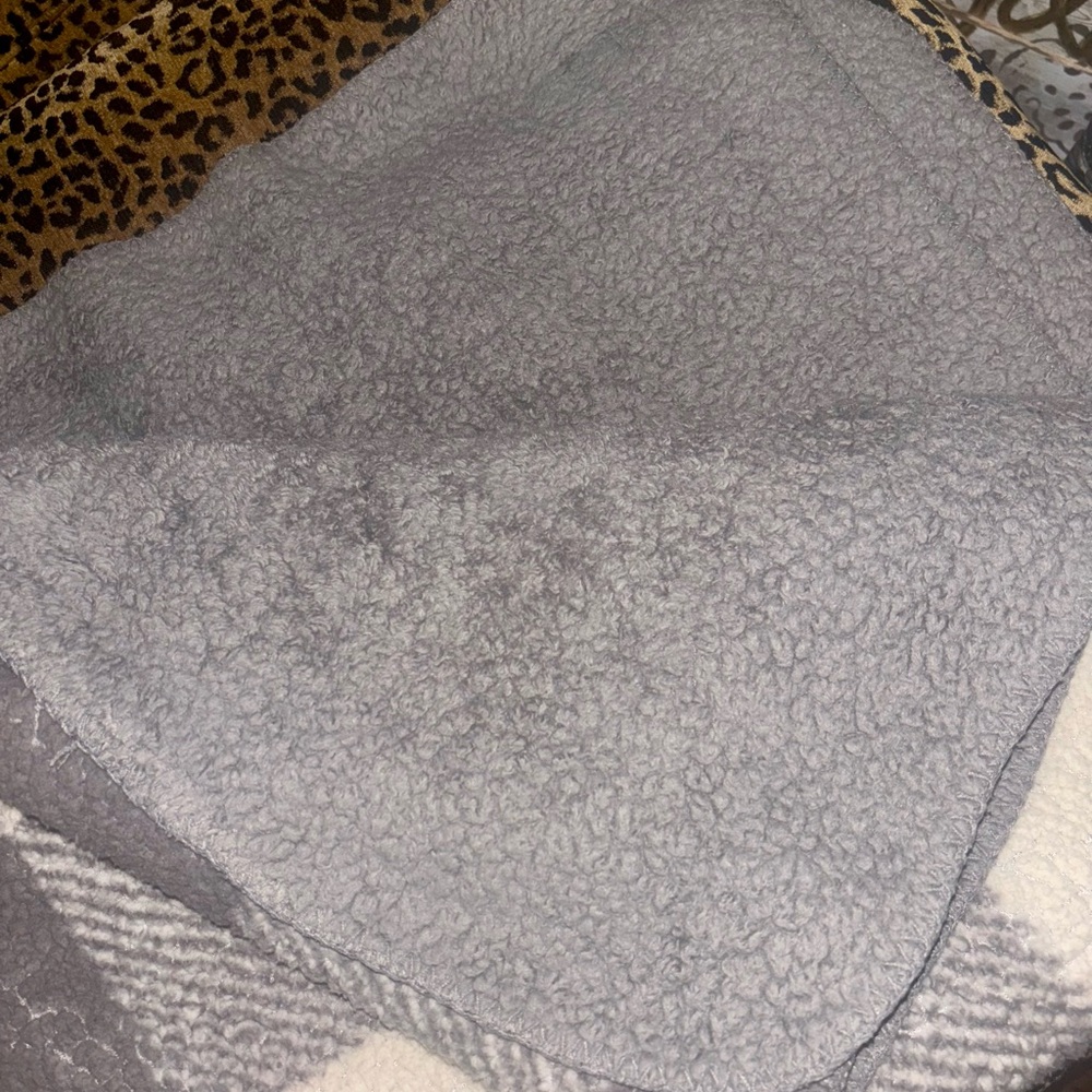 Pendleton Soft Gray and Cream Checkered Blanket - Picture 4 of 5